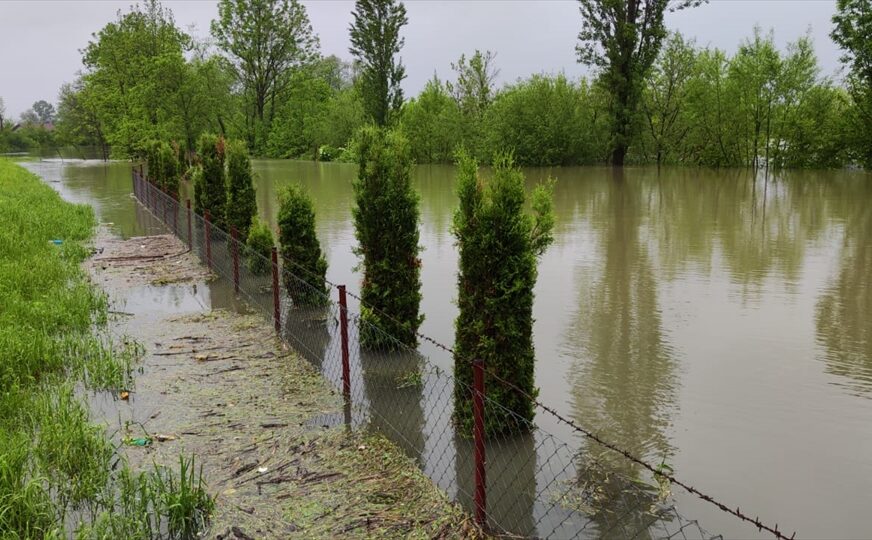 Potop u Bosanskoj Krupi "Dijete se na parkingu igralo,    nakon dva sata nivo vode na tom mjestu bio je metar i po" (FOTO)