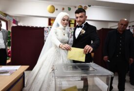 Glasanje u vjenčanici i odijelu: Mladenci u Turskoj obavili građansku dužnost prije vjenčanja (FOTO)