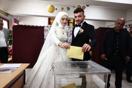 Glasanje u vjenčanici i odijelu: Mladenci u Turskoj obavili građansku dužnost prije vjenčanja (FOTO)