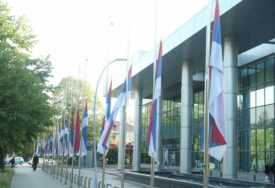 Zastave spuštene na pola koplja: U Srpskoj Dan žalosti povodom tragičnih događaja na KiM