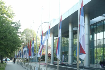 Zastave spuštene na pola koplja: U Srpskoj Dan žalosti povodom tragičnih događaja na KiM