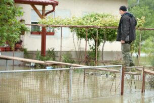 Miroslav Grublješić u poplavljenom dvorištu