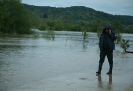 "Ako vodostaj Une dostigne 450 centimetara OGLASIĆE SE SIRENE ZA UZBUNU" U Kostajnici u toku pripreme za izgradnju zečijih nasipa