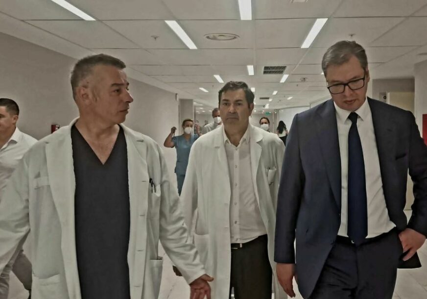Aleksandar Vučić u društvu doktora