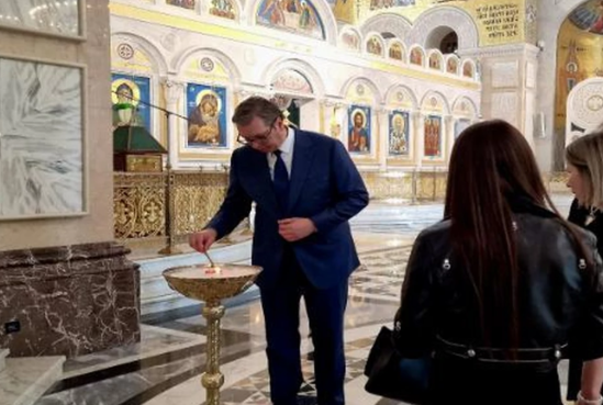 Aleksandar Vučić pali svijeću za ubijenu djecu