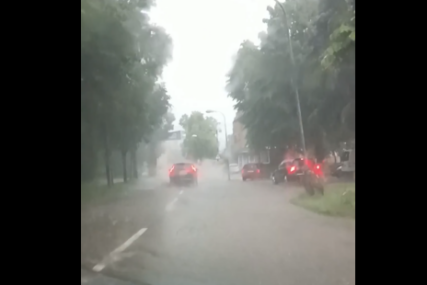 Začepljeni šahtovi i ulice pod vodom: Jaka kiša napravila haos na ulicama Banjaluke (VIDEO)