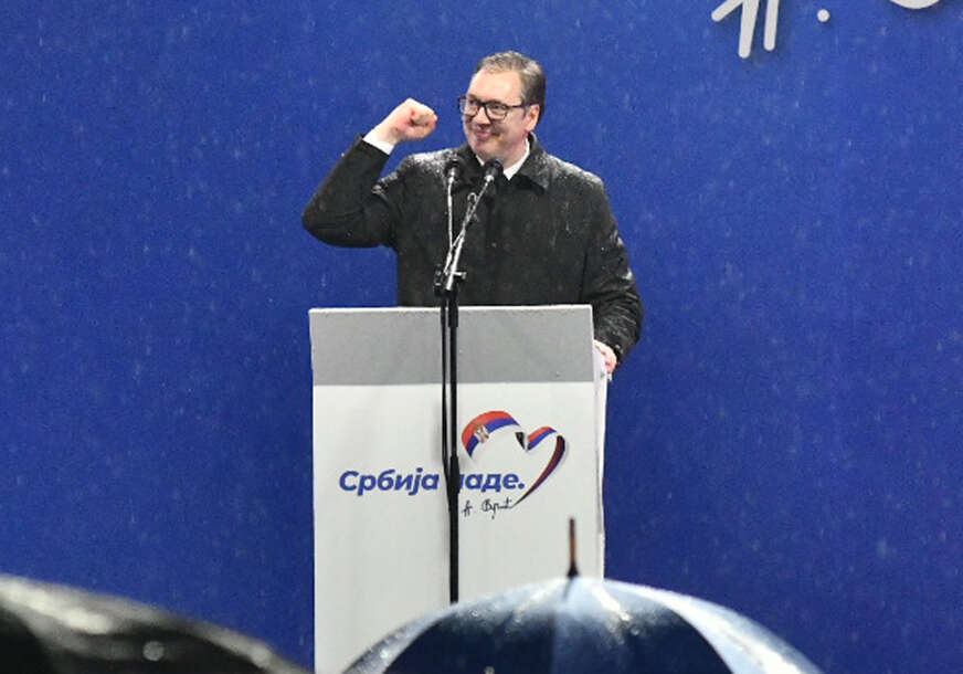 Aleksandar Vučić za govornicom na mitingu Srbija nade