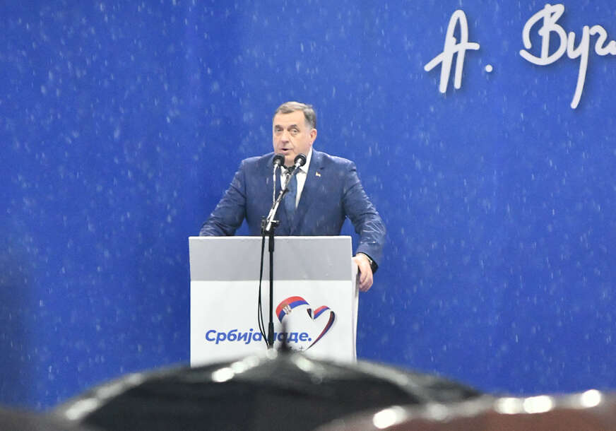 Milorad Dodik za govornicom na mitingu Srbija nade
