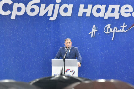 Milorad Dodik za govornicom na mitingu Srbija nade