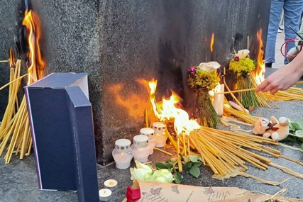 Ljudi širom Srbije oplakuju nastradale u velikoj tragediji: Pale svijeće i donose cvijeće za ubijene učenike (VIDEO, FOTO)