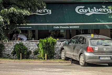 Nesvakidašnja nesreća: Žena autom udarila u baštu kafića u Bijeljini (FOTO)