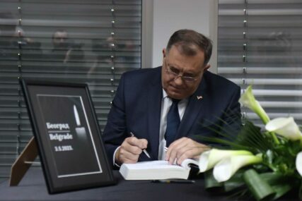 Dodik se upisao u knjigu žalosti: Saosjećam sa porodicama poginulih i svim ljudima u Srbiji