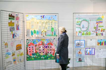 U Domu omladine otvorena izložba: Najmlađi crtali i pisali o svom gradu (FOTO)