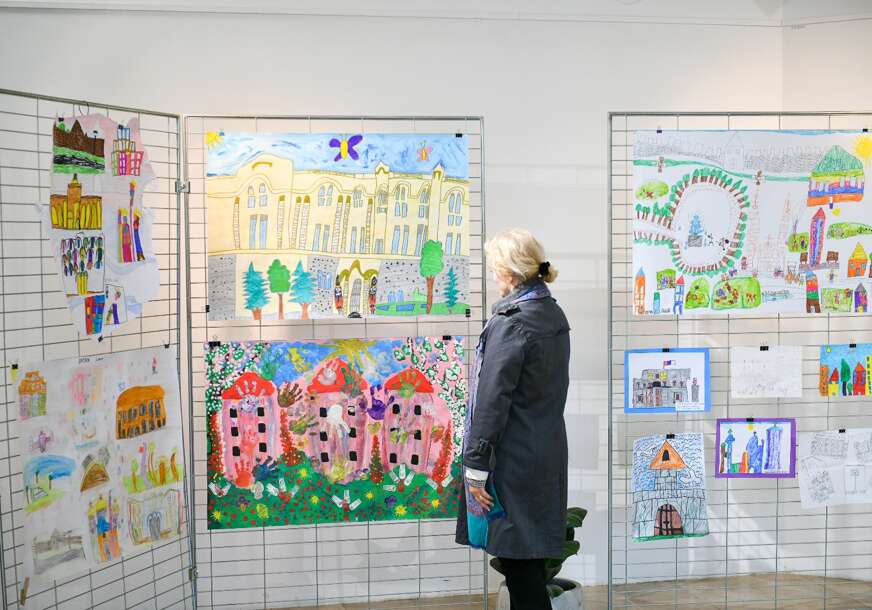 U Domu omladine otvorena izložba: Najmlađi crtali i pisali o svom gradu (FOTO)