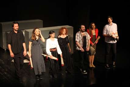 Aplauzi za glumce “Jazavca”: Treće veče festivala “Ljubica” u Gradiški (FOTO)