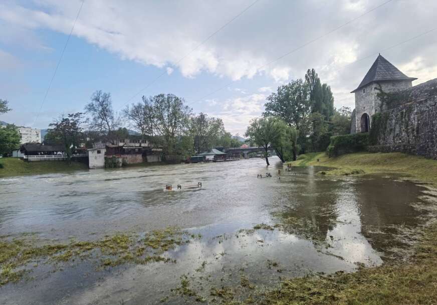 "Očekuje nas besana noć" Vrbas se izlio kod Kastela, građani gledaju u rijeku i strahuju od poplava (VIDEO, FOTO)