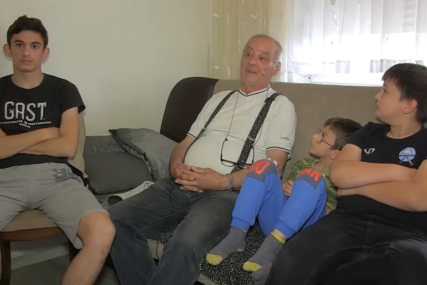 Jusuf Mujić sa unucima