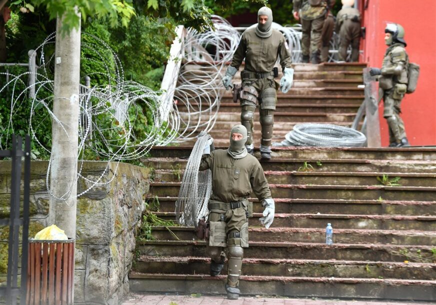 Pripadnici KFOR razvlače bodljikavu žicu na Kosovu