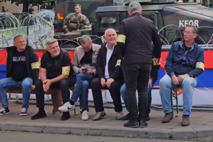 Na protest sa žutom trakom oko ruke: Građani Kosova zahtijevaju da se oslobode uhapšeni u Zvečanu (VIDEO)