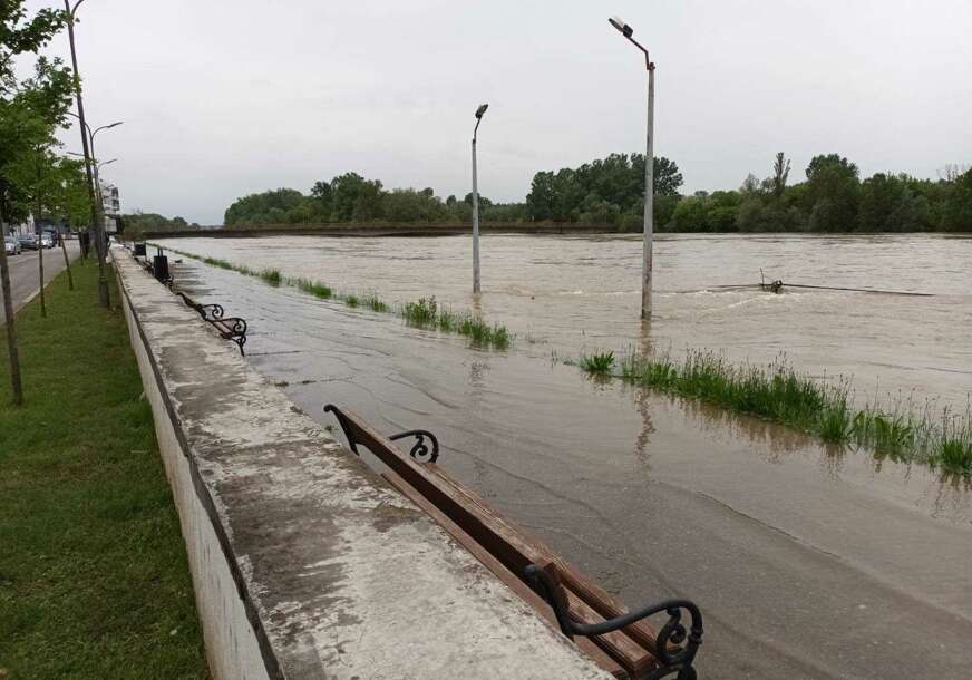 Obustavljen saobraćaj: Voda i dalje na putu Kozarska Dubica-Kostajnica