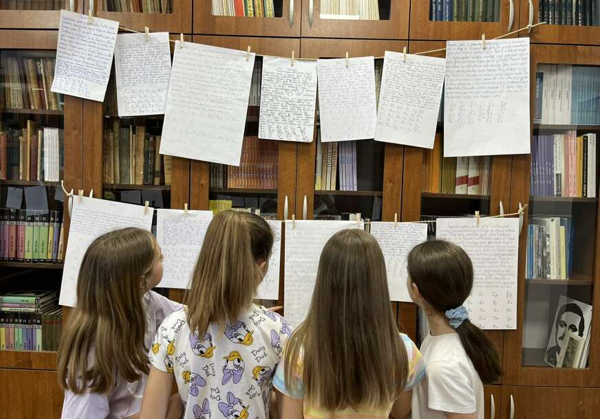 Ćirilicom ostavljamo trag: Izložba ćiriličnih rukopisa u Kozarskoj Dubici (FOTO)