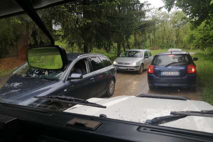 Voda na magistrali, saobraćaj kroz šumu: Nedaće vozača na putu od Kozarske Dubice do Kostajnice (FOTO)