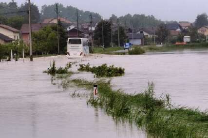 Voda se izlila na puteve, UGROŽENE I KUĆE: Dramatično u Kostajnici i Kozarskoj Dubici (FOTO)