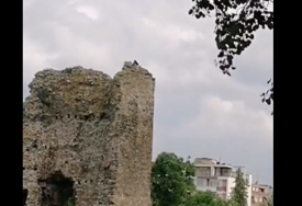 GLAVA U TORBI ZBOG IZAZOVA Vatrogasci spasli muškarca sa vrha kule koji je snimao "lajv" za društvene mreže (VIDEO)