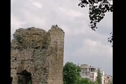 Drama u arheološkom parku: Muškarac se POPEO NA VRH KULE i snima uživo prenos (VIDEO)