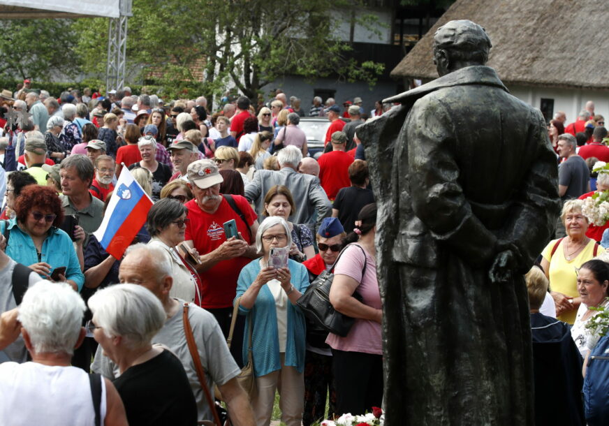 narod pred bistom Josipa Broza Tita u Kumrovcu