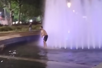 Otvorena "sezona kupanja" u Beogradu: Mladići se poskidali do gaća, pa uskočili  u fontanu (VIDEO)