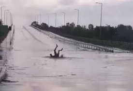Skoro kao u moru: Mladić se nasred mosta kupao u ogromnoj bari (VIDEO)
