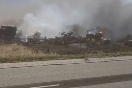 Gore automobili i kamioni, ima mrtvih: Stravični prizori nakon lančanog sudara 72 vozila obišli svijet (VIDEO)