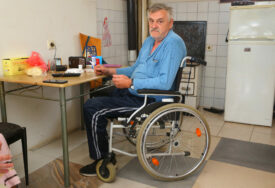 Ljubo Bajić, borac VRS, preživio teške dane: U ratu ostao bez noge, u miru bez struje (FOTO)
