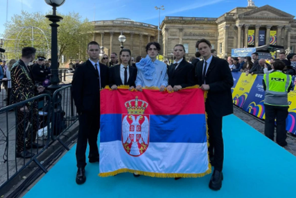 "Budite jaki" Luk Blek poslao snažnu poruku podrške na otvaranju Evrovizije povodom tragedije koja se dogodila u Srbiji (FOTO)
