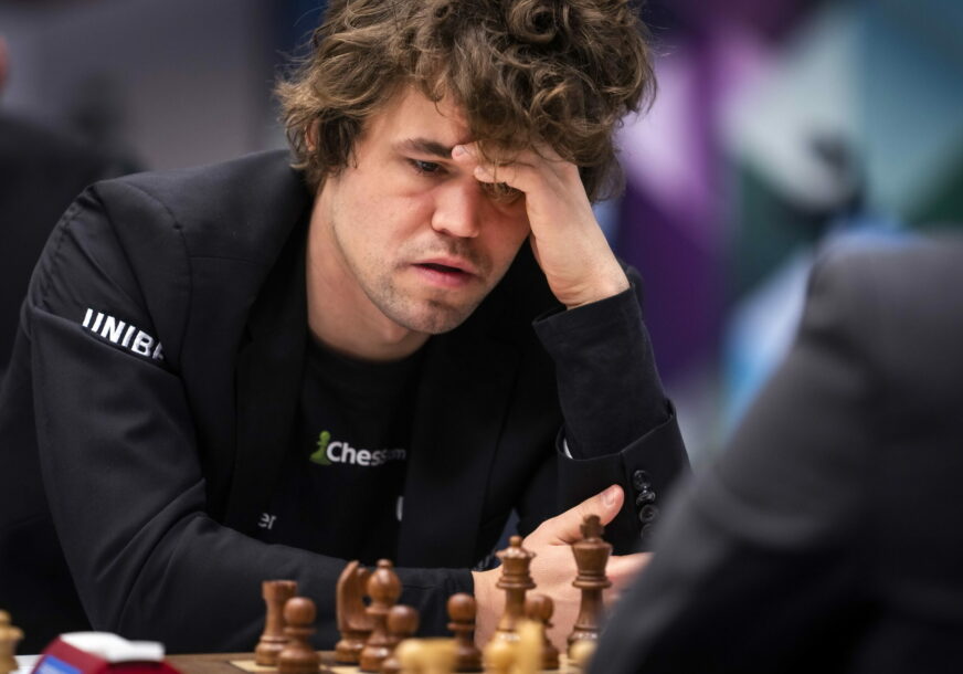Magnus Karlsen sjedi za šahovskom tablom