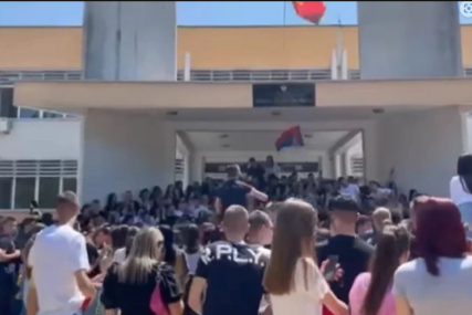 Policija rastjerala maturante: Zbog pjesama o Kosovu prekinuto slavlje učenika ispred škole (VIDEO)