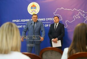 Milorad Dodik drži pres