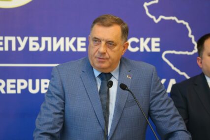 Milorad Dodik drži pres