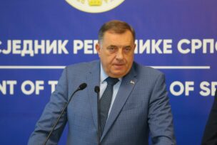 Milorad Dodik drži pres