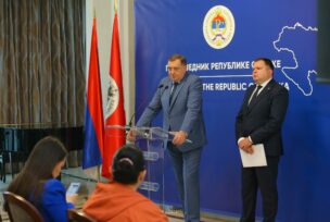Milorad Dodik drži pres