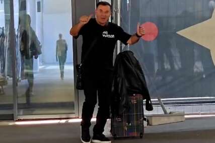 Pjevač ne prestaje da šokira svojim ponašanjem: Mitar Mirić kaiš na pantalonama popravljao nasred aerodroma (VIDEO)