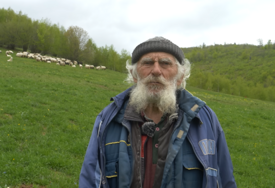 "Volim ih kao da su mi djeca" Nedo (90) je najstariji ovčar u BiH koji čuva 100 ovaca (VIDEO)