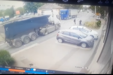 Srećom, izbjegnut najcrnji scenario: Kamion udario dijete kada je istrčalo na ulicu (UZNEMIRUJUĆI VIDEO)