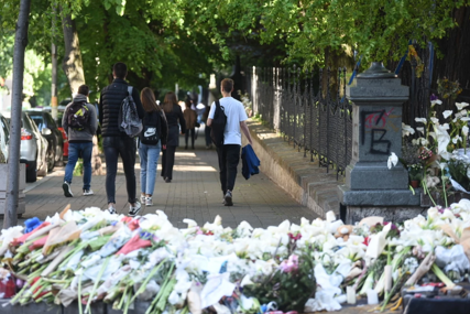 Građani ostavljaju cvijeće i igračke: Obilježava se 40 dana od tragedije u školi "Vladislav Ribnikar"