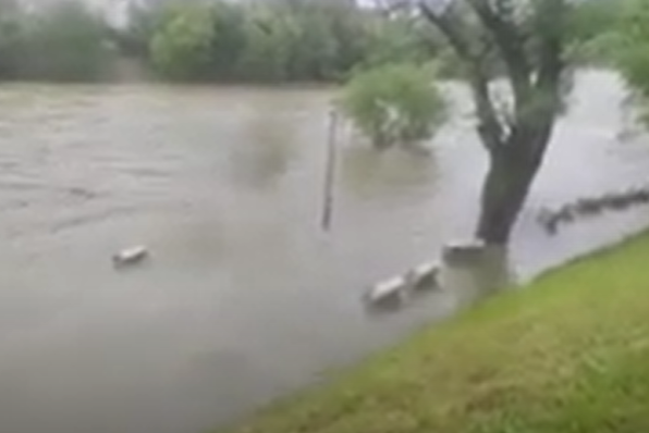 Švedska plaža POTPUNO POD VODOM: Poplavljeni i rasvjeta i kafeterija u sklopu plaže (VIDEO)