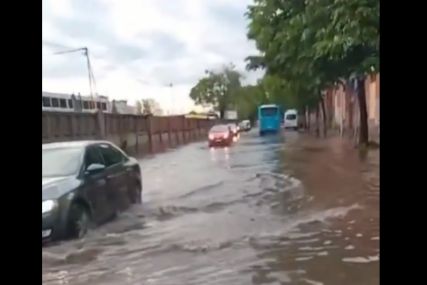 "Nije ovo novost, ali je zaista strašno" Autobus se probija kroz poplavljene ulice Beograda (VIDEO)