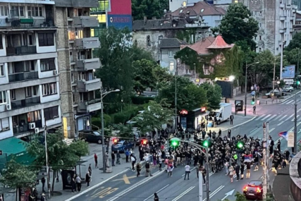Okupljeni blokirali saobraćaj, traže ostavku vlade Srbije: Protest ispred ambasade Njemačke u Beogradu zbog sukoba na sjeveru KiM (FOTO, VIDEO)