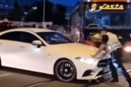Ginekolog autom nasrnuo na policajca