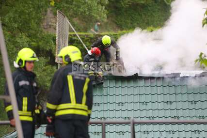Vatrogasci se bore sa vatrenom stihijom: Požar izbio na krovu restorana "Banjalučki splav" (VIDEO, FOTO)